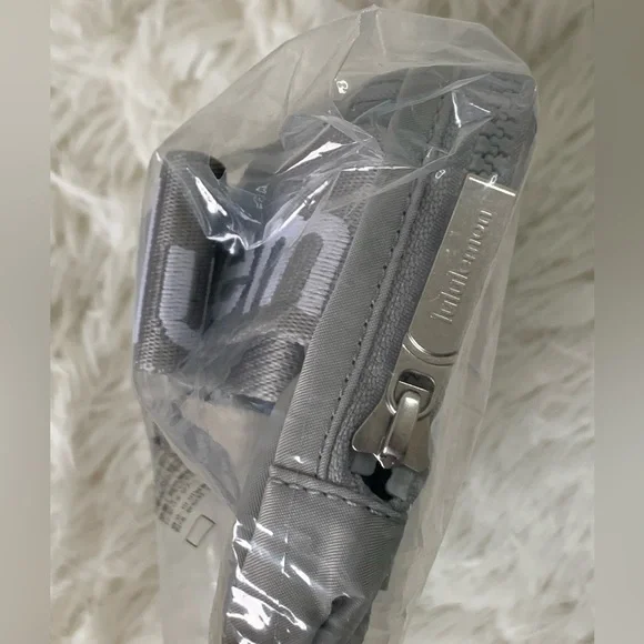 Lululemon Everywhere belt bag 1L, Silver Drop/ White -Discontinued - Picture 6 of 16